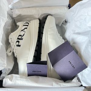 Prada sneaker size 37